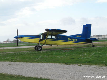 Absetzflugzeug  Piltaus Porter